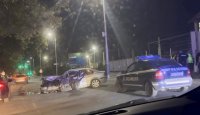 Тежка катастрофа в Пловдив: 45-годишен мъж с БМВ се заби в дърво (СНИМКИ)