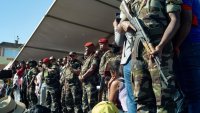 Военните в Мадагаскар поеха контрола над страната, след като президентът избяга в чужбина