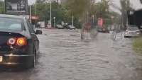 Потоп в Пловдив: Шофьори заседнаха по наводнените улици (ВИДЕО)