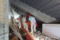 До 37 достигна броят на жертвите в срутило се училище в Индонезия