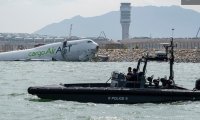 Товарен самолет излезе от пистата в Хонконг и се разцепи на две в морето, има жертви (СНИМКИ)