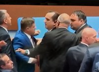 Бой в Народното събрание! Депутати се сдърпаха след речта на Проданов от &bdquo;Възраждане&ldquo; (СНИМКИ)