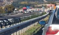 Километрично задръстване на АМ &bdquo;Тракия&ldquo; в посока София заради катастрофа