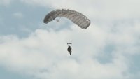МО: Военен от Специалните сили пострада при парашутен скок по време на учение