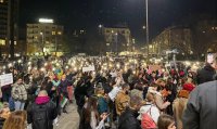 С лозунги &ldquo;УБИЕЦ&rdquo; протестът за кучето Мая се премести от ВМА пред НДК (СНИМКИ/ВИДЕО)