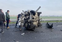 Трима загинали при жесток челен удар на АМ &bdquo;Тракия&ldquo;: Кола прелетя над мантинелата