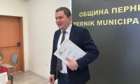 Повече от седмица се леят стотици кубици питейна вода в центъра на Перник, а местната управа нехае