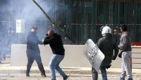 Сълзотворен газ и арести пред съда в Солун преди делото за убийството на Алкис Кампанос (ВИДЕО)