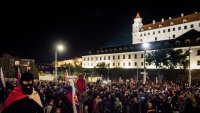 Чехи и словаци протестират срещу правителствата
