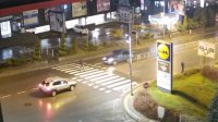 Ужас в София: Кола помете възрастен мъж на пешеходна пътека (ВИДЕО 18+)