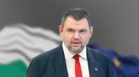 Пеевски застана рамо до рамо с протестиращите срещу поскъпването на паркирането в столицата