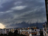 Бургас потъна в буря: пороен дъжд и силен вятър изненадаха жителите