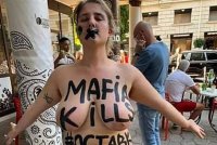 Хора... Не може да изглеждаш така и да се показваш гола пред хората. Не може! Дори да е в името на световния мир.