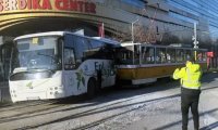 Хаос в час пик: Тежка катастрофа между трамвай и автобус в София