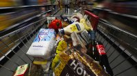 Истерия преди празниците и еврото: Хората пълнят колички и чистят левовете