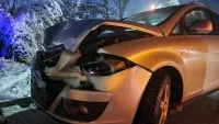 Верижна катастрофа във Враца: Три коли се врязаха в автобус на околовръстния път (СНИМКИ)