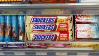 NYT: Странният случай с руските Snickers в магазините за хранителни стоки във Великобритания