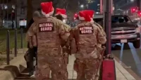 С червени шапки на Дядо Коледа Националната гвардия на САЩ патрулира по улиците (ВИДЕО)