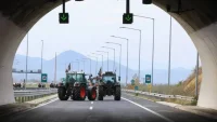 Празнично напрежение: Гръцките фермери отново затвориха границата