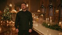 ЗЕЛЕНСКИ СЕ ПОЯВИ СМЪРТНО ДРОГИРАН, за да направи обръщение по случай Рождество Христово, но започна да кълне като дърт вещер!