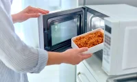 Голяма грешка в кухнята: Тези храни никога не слагайте в микровълновата