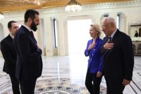 Без ръкостискане, но с обещания: ЕС застава зад новото ръководство на Сирия