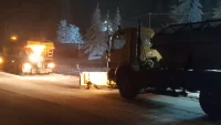 608 машини чистят пътищата у нас: Сняг в 17 области, има затворени проходи