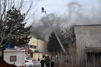 Гъст дим над сграда в Хасково, пет пожарни са на място