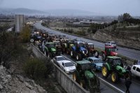 Трафикът за тирове към Гърция остава блокиран (ВИДЕО)