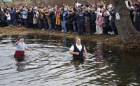   Ледено мъжко хоро в Калофер събра стотици на Богоявление