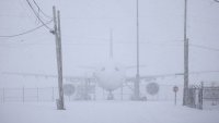 Снеговалеж и студ блокираха транспорта в Париж &ndash; над 140 полета отменени