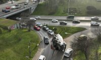 Бетоновоз се обърна на ключов пътен възел в София