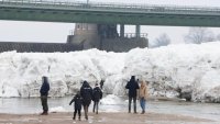 BILD: Ледени &bdquo;айсберги&ldquo; с височина до десет метра се появиха в Елба близо до Хамбург