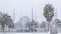 Истанбул затваря училищата за ден заради сняг и силен вятър
