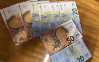 Младежи опитаха да плащат с реквизитни банкноти в евро във Велико Търново