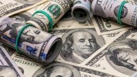 Делът на щатския долар в световните резерви е спаднал до около 40%