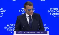 Нарекоха Макрон &bdquo;кретен&ldquo; след речта му със слънчеви очила в Давос