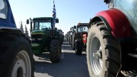 Фермерите в Северна Гърция свалят блокадите след среща с Мицотакис, но протестите продължават