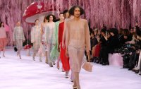 Седмицата на модата в Париж: Chanel показа първата колекция под ръководството на новия си директор (СНИМКИ+ВИДЕО)