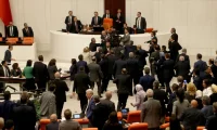 Юмруци в турския парламент: Дебатът за пенсиите прерасна в бой (ВИДЕО)