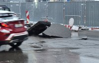 Огромен кратер блокира кръстовище в столичния квартал &bdquo;Слатина&ldquo; (СНИМКИ)