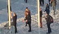 Германски комик се опита да издигне американското знаме в центъра на Нуук (ВИДЕО)