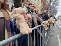Протест с плюшени зайчета пред ВСС в София за оставката на Борислав Сарафов
