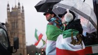 Десетки протестиращи задържани след нахлуване в затвор в Лондон