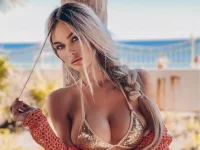 Запотено огледало прикрива прелестите на бившата на Кристиано Роналдо (СНИМКИ)