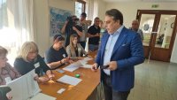 Само документ от САЩ може да позволи на Асен Василев да гласува в Хасково