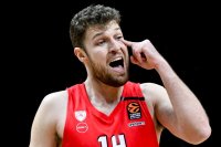 Везенков беше най-резултатен при победата на Олимпиакос над Виртус Болоня в Евролигата