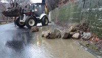 Свлачища блокираха движението в Кресненското дефиле и Троянския проход