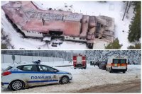 Хората ви се смеят, бе! Тъпи са ви похватите. Кофти ви е монтажът. Сценаристите ви все едно са повтарачи от НБУ
