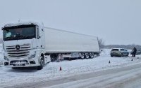 Блокада на пътя: Тирове закъсаха край Ловеч
